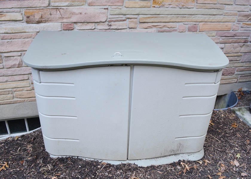 Rubbermaid Outdoor Deck Box EBTH
